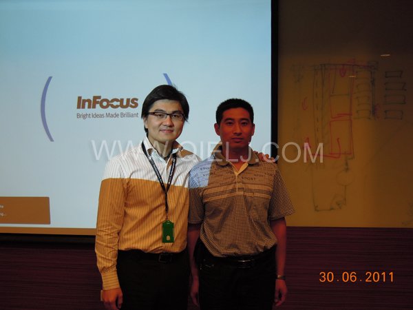 張兵權(quán)工程師在外國客戶安裝工廠進行指導(dǎo)安裝(圖2) 張兵權(quán)工程師在外國客戶安裝工廠進行指導(dǎo)安裝(圖2)