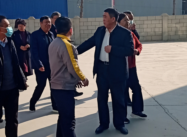 河南省農(nóng)業(yè)廳專家驗收小組對蘭考花生基地及特香型花生油加工設(shè)備進行綠色食品加工認證驗收(圖1) 河南省農(nóng)業(yè)廳專家驗收小組對蘭考花生基地及特香型花生油加工設(shè)備進行綠色食品加工認證驗收(圖1)