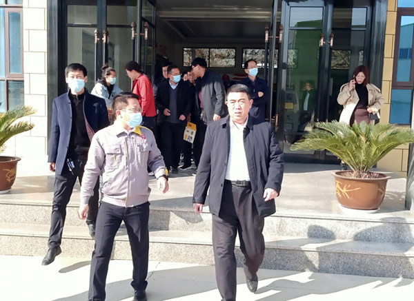 河南省農(nóng)業(yè)廳專家驗收小組對蘭考花生基地及特香型花生油加工設(shè)備進行綠色食品加工認證驗收(圖2) 河南省農(nóng)業(yè)廳專家驗收小組對蘭考花生基地及特香型花生油加工設(shè)備進行綠色食品加工認證驗收(圖2)